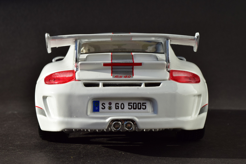 Illustration for article titled RennSport Battle: 997 911 GT3 RS 4.0, AUTOart v. Bburago